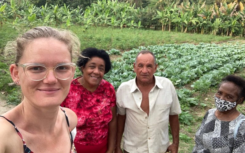 Agnès avec des agricultuers dans un jardin de la Havane